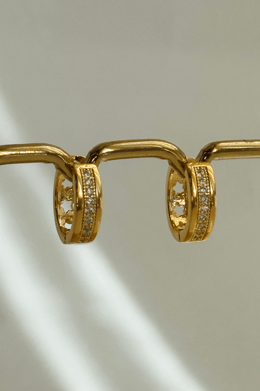 Brinco Argola Zircônias Basic Dourado Brinco Argola Zircônias Basic Dourado