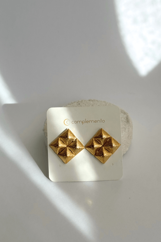 Brinco Pirâmides Dourado