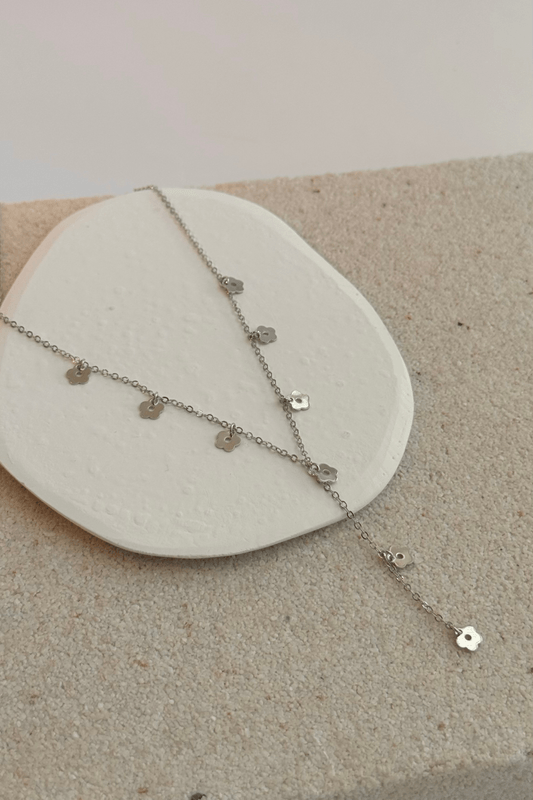 Colar Gravatinha Florzinhas Verão Prata Colar Gravatinha Florzinhas Verão Prata